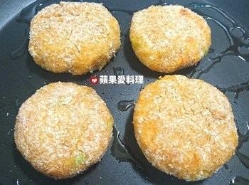 step4: 鍋中放少許油，放入可樂餅，煎到兩面金黃即可。