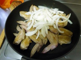 step2: 將雞翅煎至金黃後下洋蔥一起拌炒(或是滾水燙過都可以)