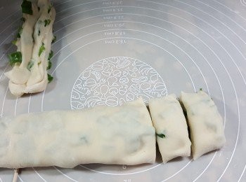 step10: 再將粉糰按扁,將粉糰切開約1吋闊