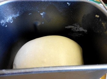 step1: 1、首先將水、酵母、糖攪拌一起等5～10分鐘。
2、再將1+其他全部材料拌均勻至麵團（除了牛油），成麵團後加上牛油，拌直有彈性不易破裂的薄膜，接近透明狀。