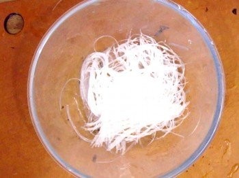 step4: 粉絲浸發後瀝乾水，之後剪開數段