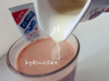 step4: 倒入鷹牌煉奶