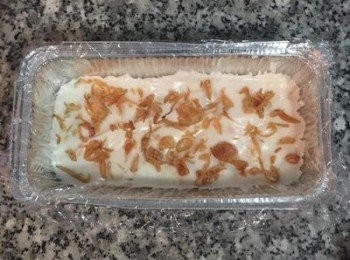 step8: 入模，舀入一半粉漿，均勻鋪平，撒上適量油蔥酥。