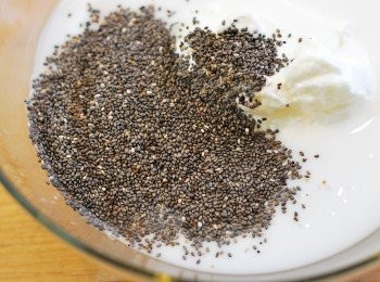 step1: 在一個大碗裡混合奇亞籽、椰奶、優格、龍舌蘭糖漿與香草精，冷藏2小時以上（隔夜尤佳）