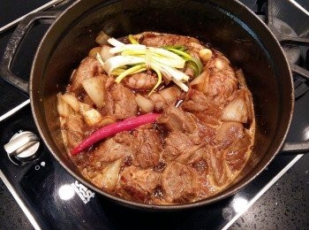 step9: 酒精揮發後,放入蔥段。喜歡湯汁多一些可增加米酒,燉煮後不會有酒味只有迷人的酒香。