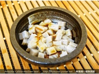 step3: 直接倒入些許焦糖醬來增味，也可用蜂蜜或黑糖醬來替代。