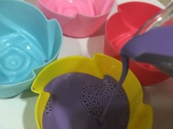 step4: 最後可以倒入碗/樽仔/花模內，放入雪櫃3-4小時便可