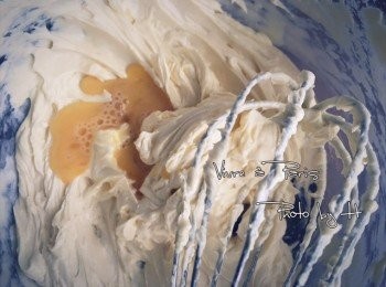 step5: 5- 將雞蛋用另外的碗打散後，分次加入奶油中攪拌均勻。