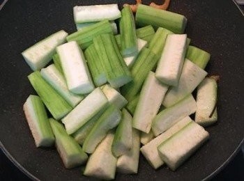 step4: 再放入絲瓜拌炒，讓絲瓜都沾到油。