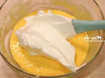 step7: 取1/3蛋白霜，加入步驟(4)完成的蛋黃糊中，以刮刀輕輕混勻。