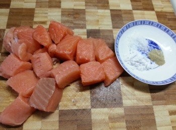 step2: 將三文魚切成丁粒,用醃料醃15分鐘待用