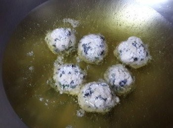 step5: 待油熱後將海苔球放入鍋中炸酥即可食用 因為本身的<span class="group_1">食材</span>都是易熟所以大約3-5分就可起鍋 PS起鍋後可在用大火酥炸一次口感會更好喔 第2次只要30秒-1分即可