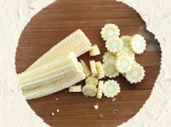 step2: 玉米筍切小圓片。