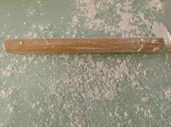 step7: 在桌上和擀麵棒上灑上麵粉