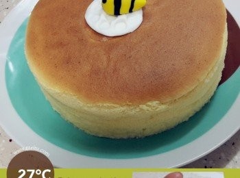 step11: 出爐後，可以拿著牛油紙整個旦糕取出，放涼後可冷藏。或趁熱吃都可以。