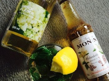 step3: 加入梳打水和冰塊拌勻即可。