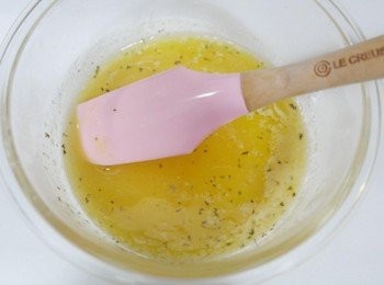 step3: 溶化後的蜂蜜奶油攪拌均勻然後撒一些些巴西里末!!