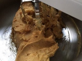 step2: 用電動攪拌機把牛油，砂糖，紅糖，黑糖，打至奶油狀態，約2分鐘。