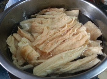 step3: 鮮支竹用熱水略浸去肥油後,過凍水待用,中國芹菜去葉洗淨切段