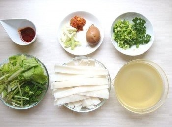 step1: 準備所有材料。將粄條切成條狀,青蔥將蔥白切成段狀,其餘切成蔥花。芹菜切末。小白菜及韭菜切段。