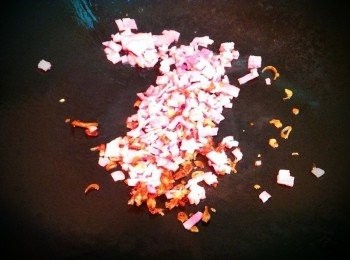 step2: 培根和油蔥酥炒香