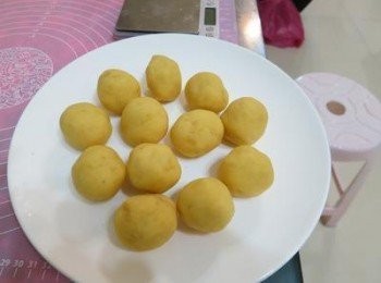 step1: 內餡作法:綠豆仁洗淨泡水2小時,電鍋外鍋放一杯水蒸,壓泥或用料理機打散成泥,再用花生油小炒2-3分加細砂糖炒10-12分成團即可~(也可買現成)~