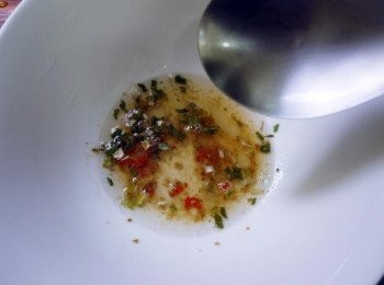 step3: 將五木拉麵的<span class="group_2">調味</span>包與少許的醬油放到碗裡，再用少許煮麵水拌均