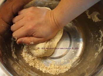 step1: 披薩材料全部手搓至麵糰圓球不黏手; 用保鮮紙包實放入雪櫃30分鐘; 同時準備配菜材料