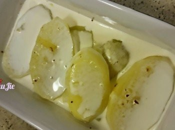 step4: 小心地撈起薯片，平均舖在焗盤底，灑一點點鹽，倒入忌廉（起碼要浸到最底層的薯片）。