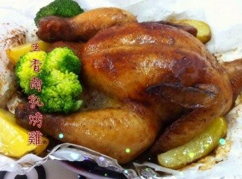 step4: 烤盤補上防粘油紙，馬鈴薯配料和雞醃製好的雞放在面上，送進烤箱烤1小時或雞熟透微焦即可。