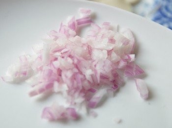 step2: 先將紫洋蔥片切成碎末