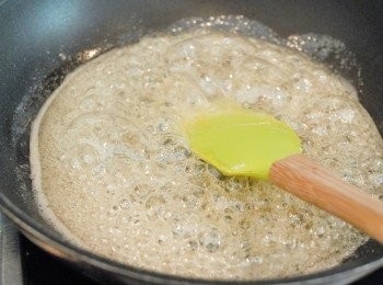 step2: 至有大氣泡出現後，加入牛油，不停攪拌至牛油溶化，離火