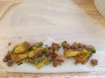 step8: 放上餡料，卷起，到左右兩角時向內接入，再卷，接口用少許粟粉水黏貼，