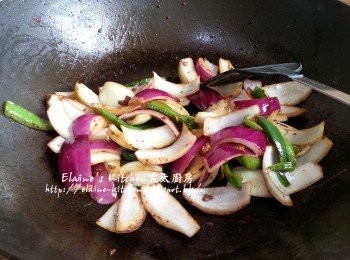 step7: 原鑊放入蔥段及青椒爆香 , 加入兩款洋蔥爆香至微軟