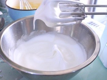 step3: 蛋清加入檸檬汁，分三次加入糖和鹽，打發至乾性發泡。
（圖中為濕性發泡，需要繼續打發至提起呈小直角）