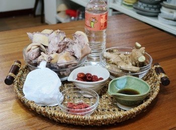 step1: 先準備好所需<span class="group_1">材料</span>，鴨肉先汆燙去除血水雜質，
(冷水汆燙或熱水汆燙都可，依自己習慣運用)
老薑不去皮，刷洗乾淨後切小塊略為拍壓備用