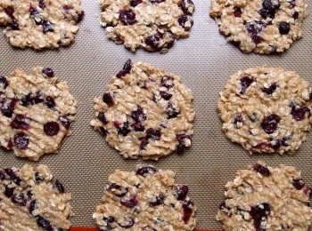 step7: 用小湯匙挖取麵糊倒在烤盤上(請先鋪烤盤紙),再利用叉子壓扁成圓形