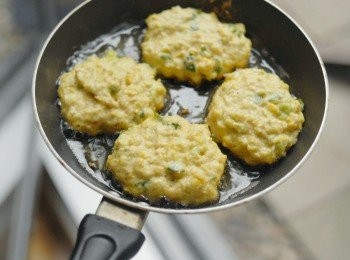 step4: 熱鍋後下油，下約一大匙的粉漿成一圓形，用中火煎至兩面金黃色即成！