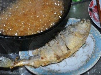 step7: 再將糖醋醬汁淋入炸好的黃魚身