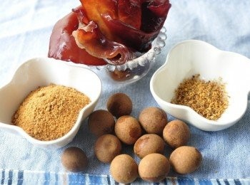 step1: 備料:新鮮木耳/or乾木耳(需浸泡)皆可、龍眼、黑糖、桂花