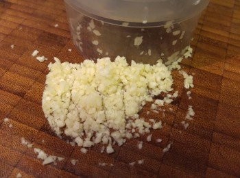 step2: 蒜頭琢成蒜泥。