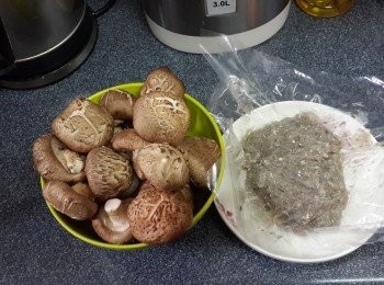 step1: 准備用好料、將新鮮冬菇洗去雜質、撈起瀝乾水、搣去冬菇蒂、備用