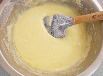 step3: 接著倒入融化後的奶油攪拌均勻。