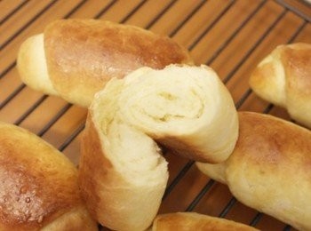 step15: 剥開來~~~ 香香的奶油餐包耶^^" 口感也不錯呢!!!