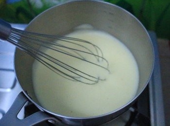 step10: 把步驟9的混合物倒回鍋裡，以慢火加熱至82度。（一直攪拌，以防黏底）