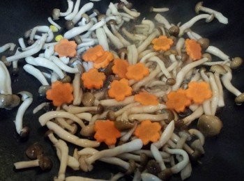 step4: 加入蘿蔔片同炒一會至軟身，盛起，備用。