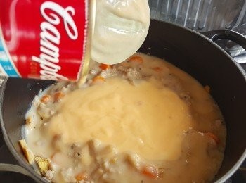 step6: 將<span class="group_2">調味</span>料及<span class="group_3">醬汁</span>加入，煮滾。