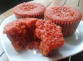 step4: 放入烤箱烘焙18至23分鐘，放在涼架上，待蛋糕完全涼透才擠上奶油糖霜