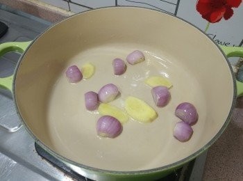 step2: 燒熱油， 下薑片及乾蔥爆香