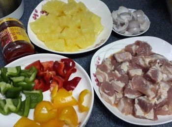 step4: 將三色椒切半，各取半個，去籽洗淨切塊；罐頭菠蘿倒去菠蘿水每片切成4塊；大粒乾蔥頭去皮，洗淨，1開4再剥開